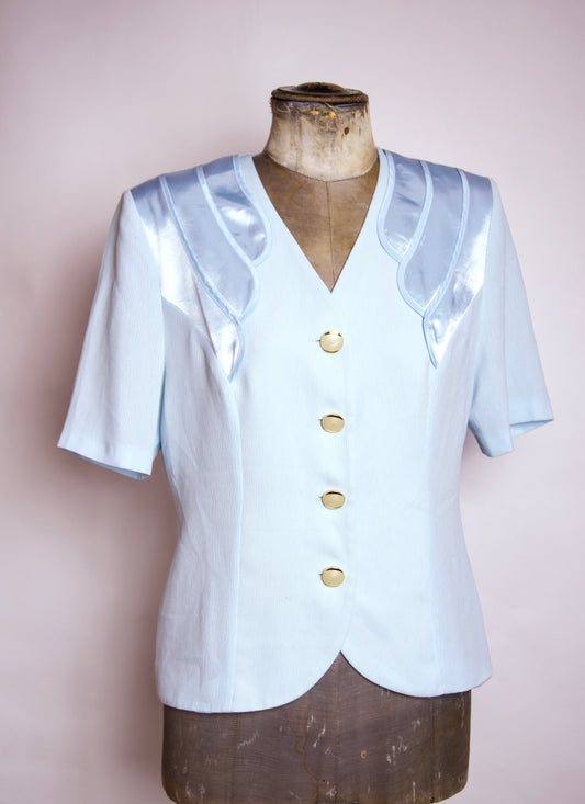 Vintage topp/blus i ljusblått med satindetaljer