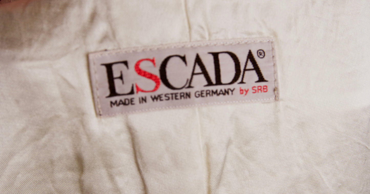 Escada – strukturerad kavaj  med satindetaljer