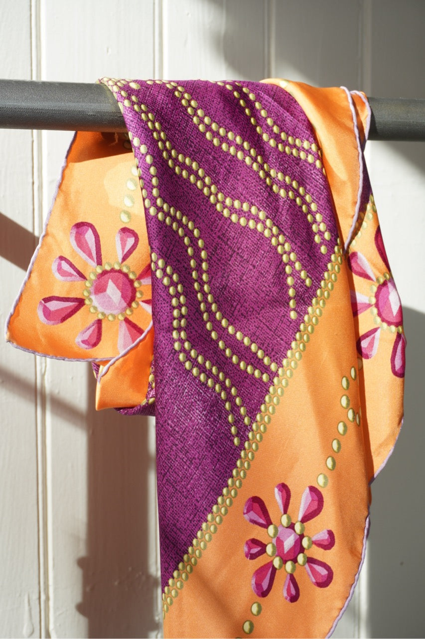 André Claude Canova sidenscarf med grafiskt blommönster