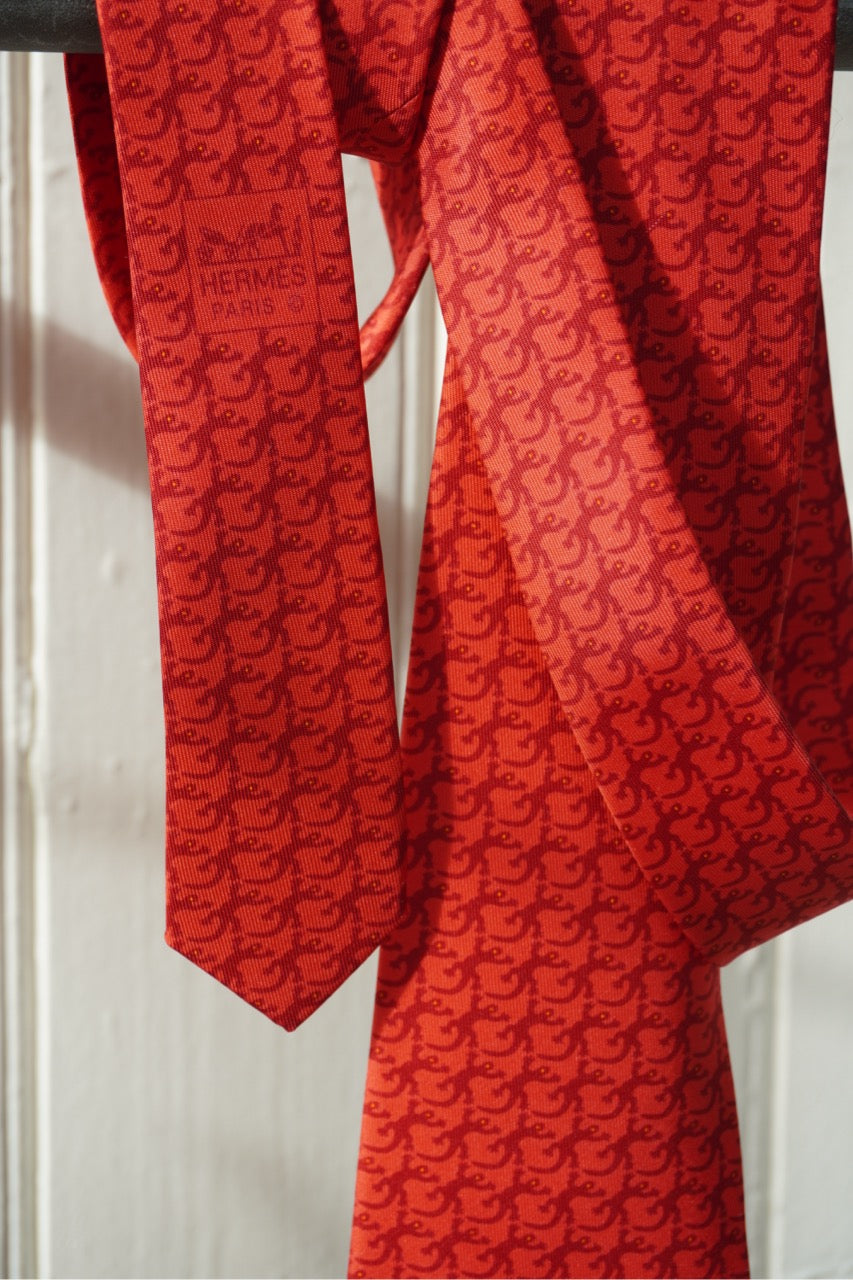 Hermès slips med ödlemotiv i rött