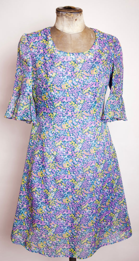 Blommig vintageklänning med volangärm
