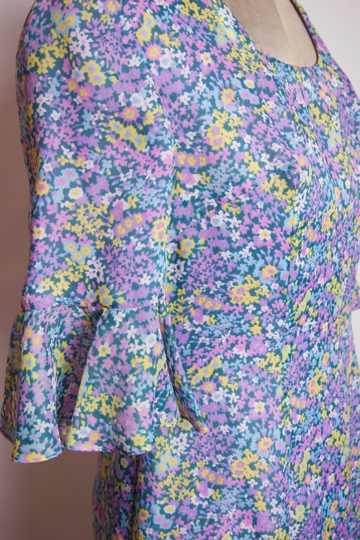 Blommig vintageklänning med volangärm
