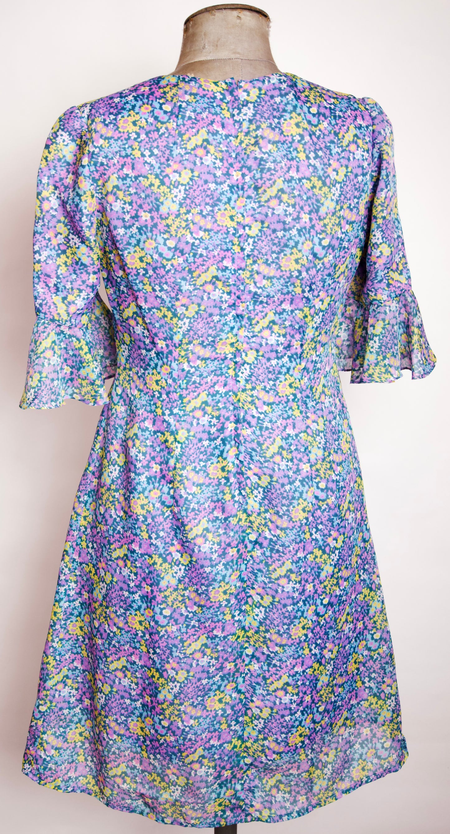 Blommig vintageklänning med volangärm
