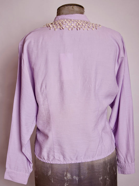 Blus med spetskrage