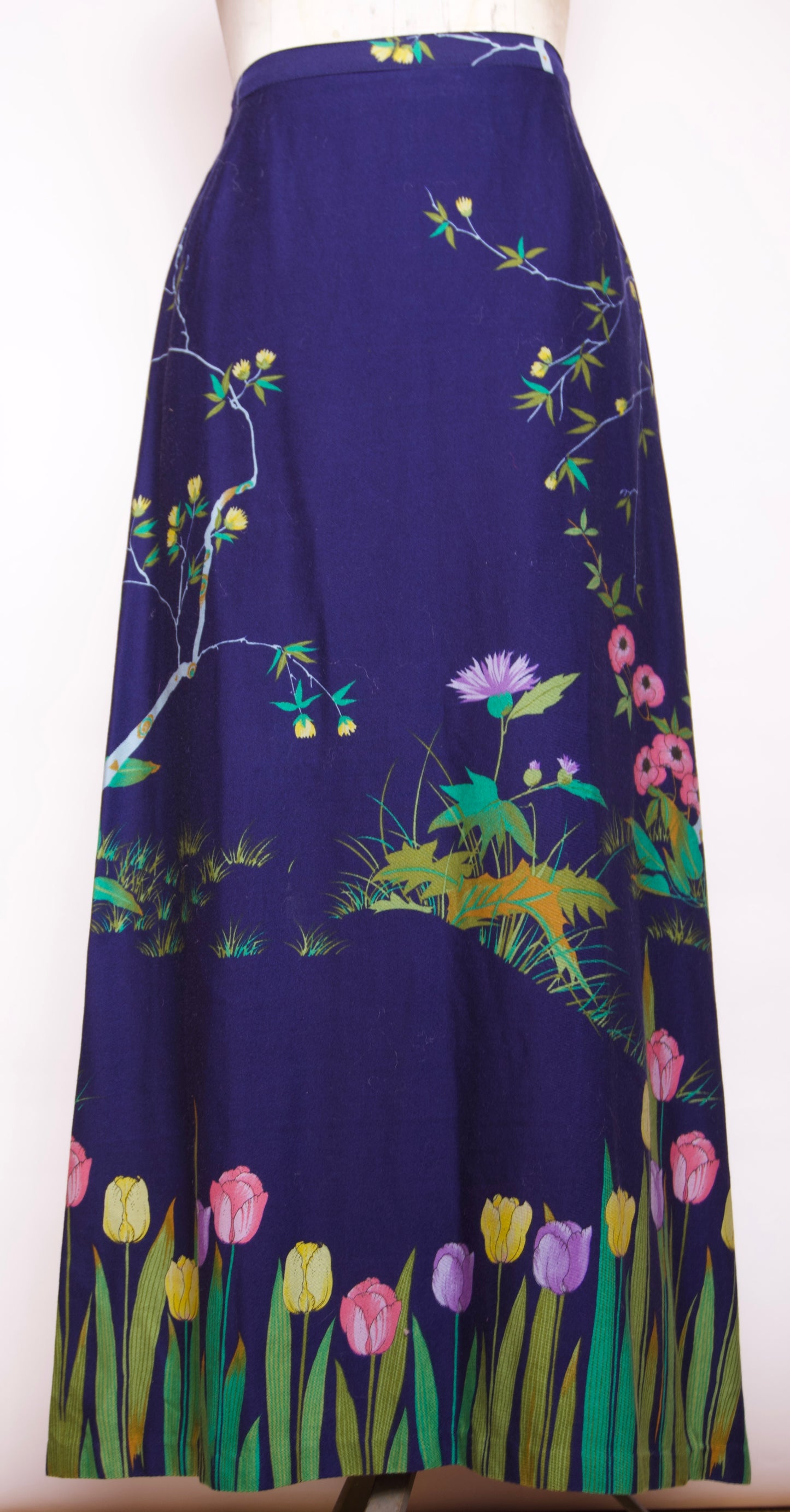 Blommig vintagekjol med tulpanmotiv