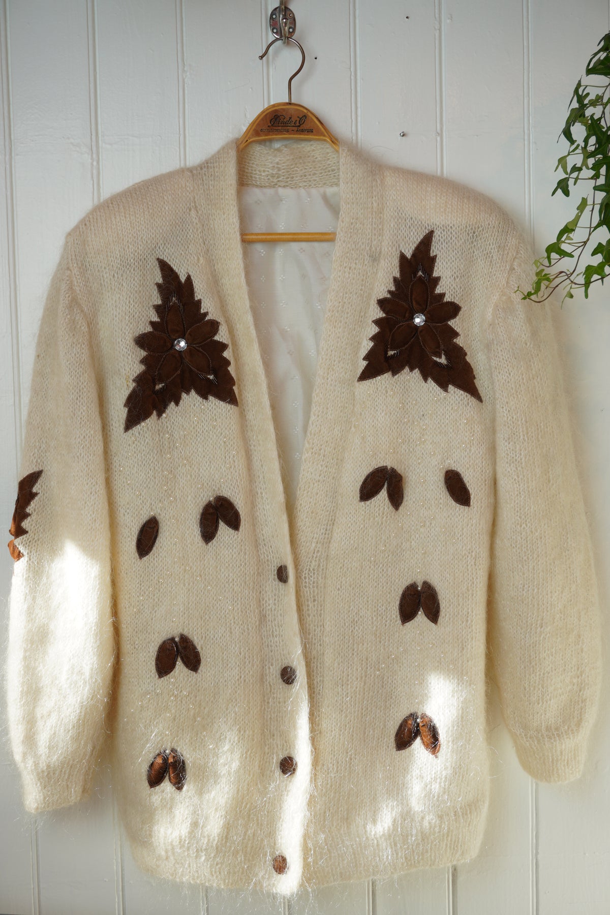 Cremevit mohairkofta med blomapplikationer – 1980-tal