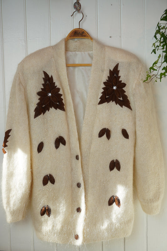 Cremevit mohairkofta med blomapplikationer – 1980-tal