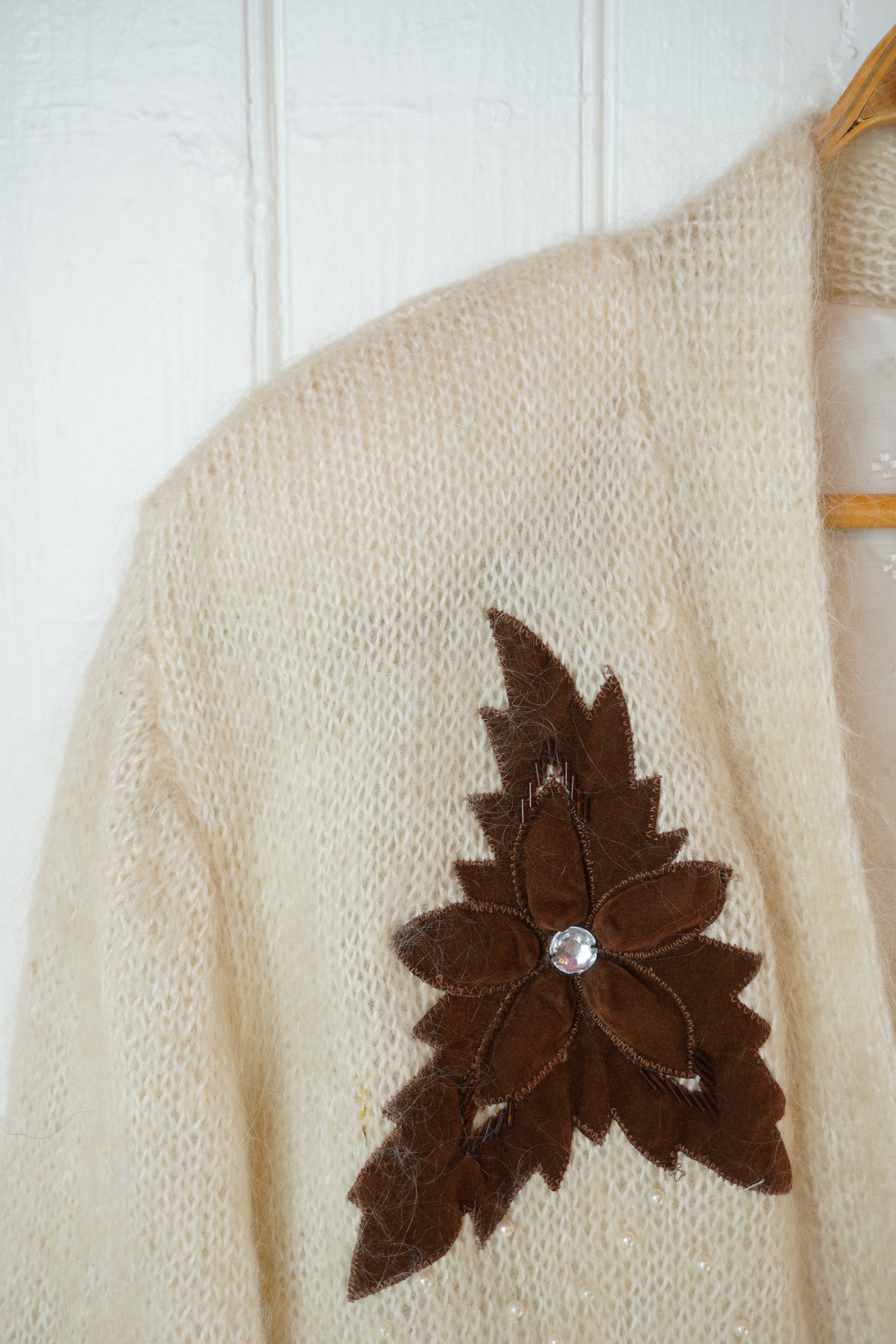 Cremevit mohairkofta med blomapplikationer – 1980-tal