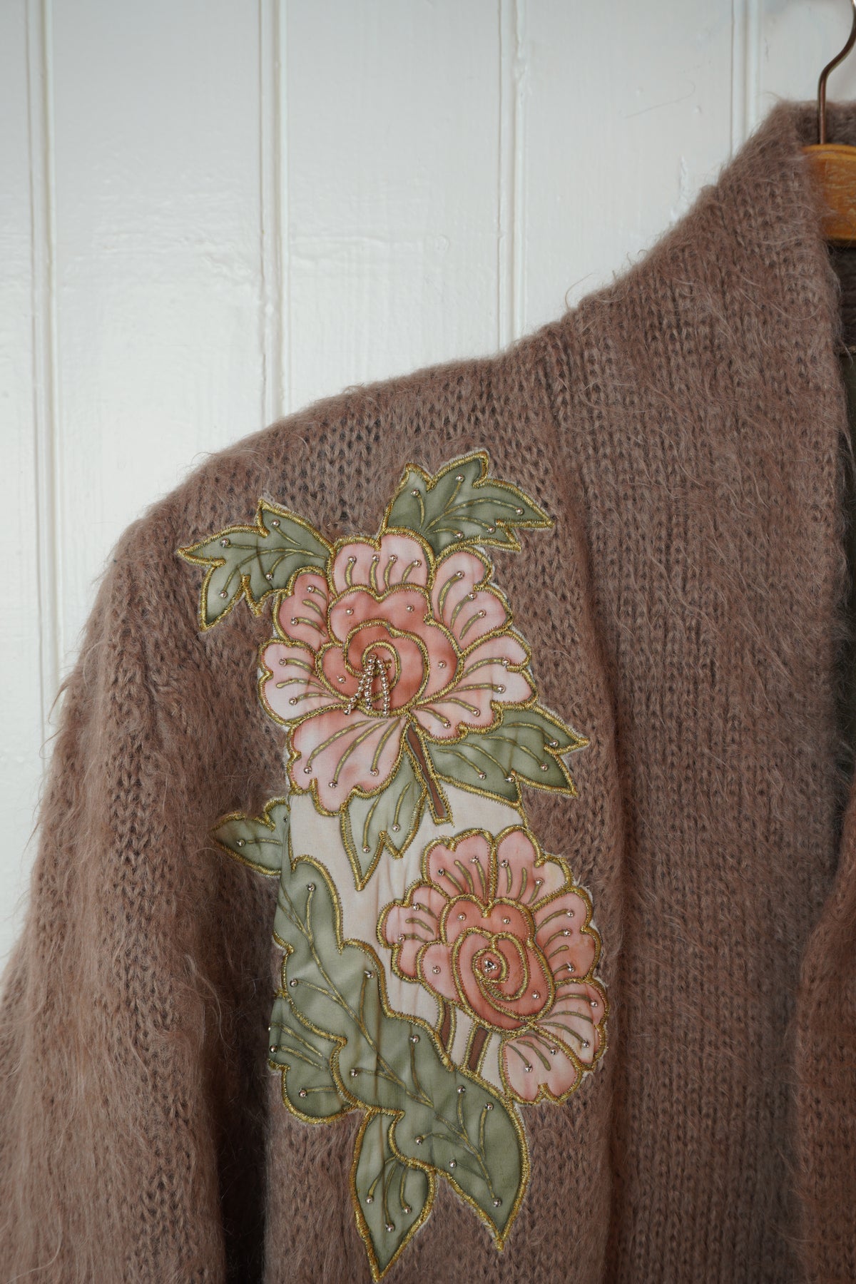 Nougatbrun mohairkofta med blommor – 1980-tal