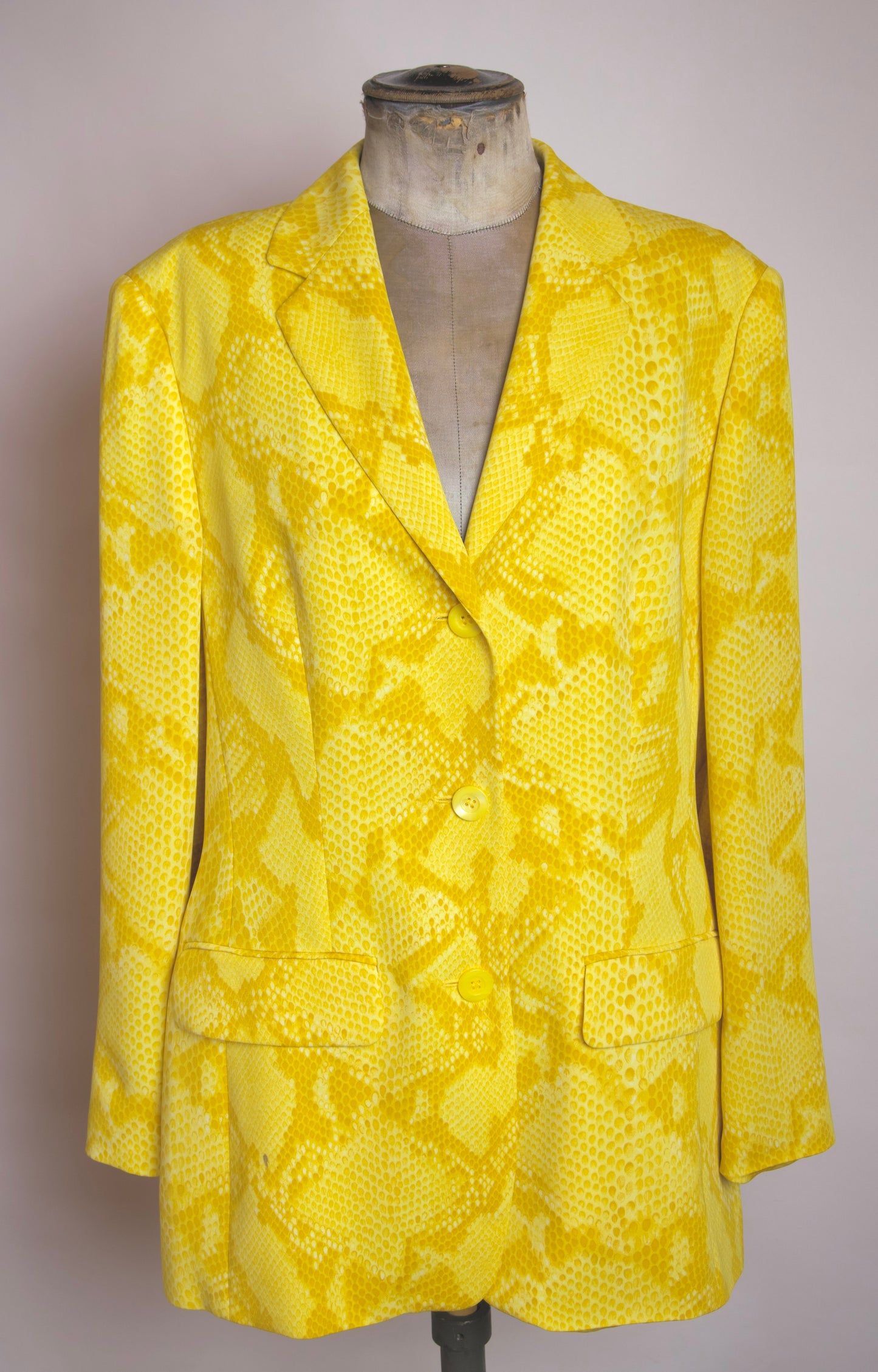 Laurel kavaj i gul sneakprint – elegant statement blazer