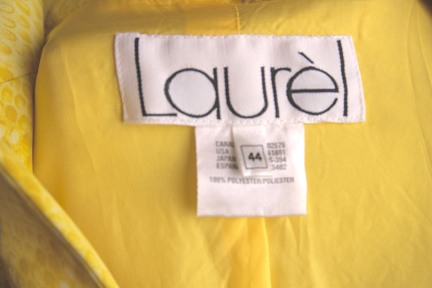 Laurel kavaj i gul sneakprint – elegant statement blazer