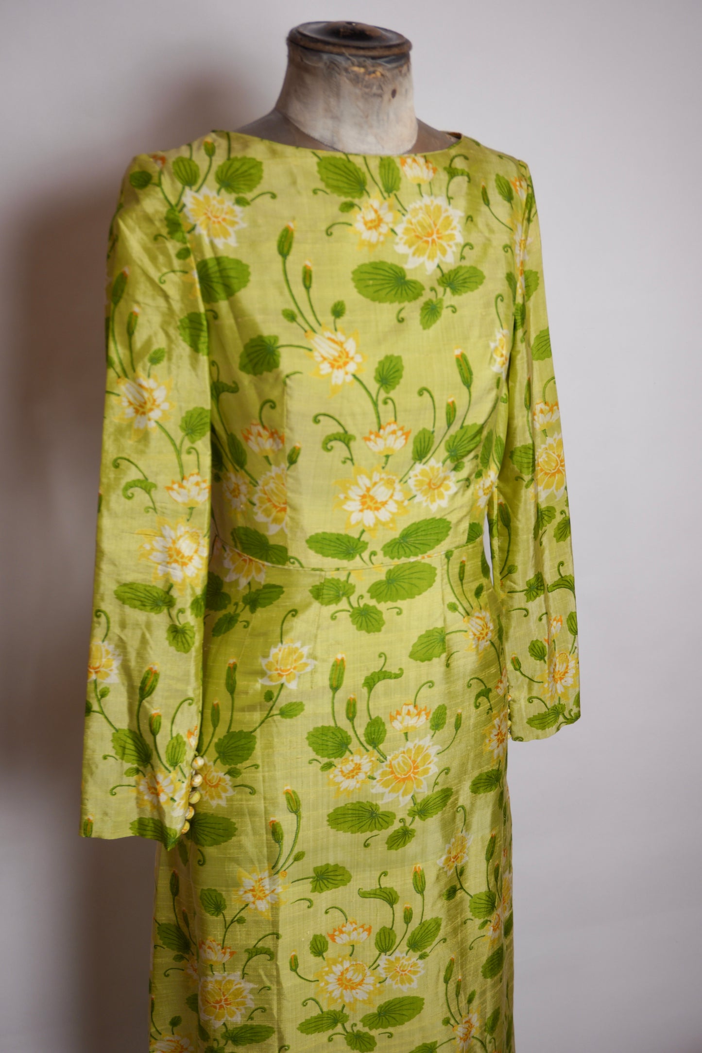 Vintage klänning i råsiden – grön/blommig 60–70-tal
