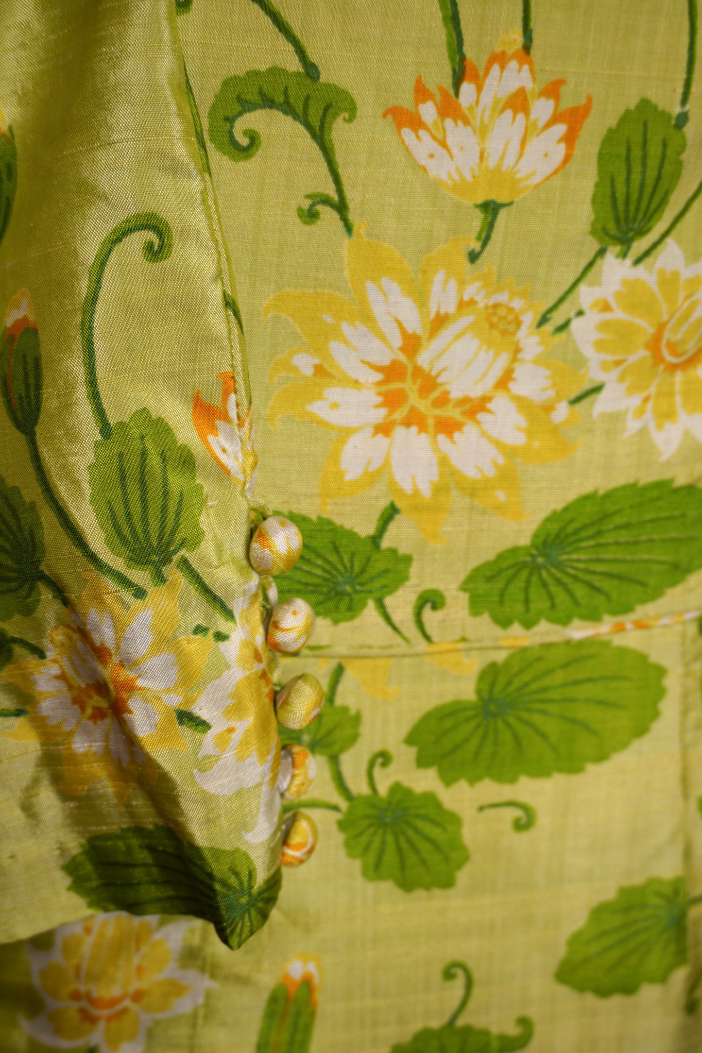 Vintage klänning i råsiden – grön/blommig 60–70-tal