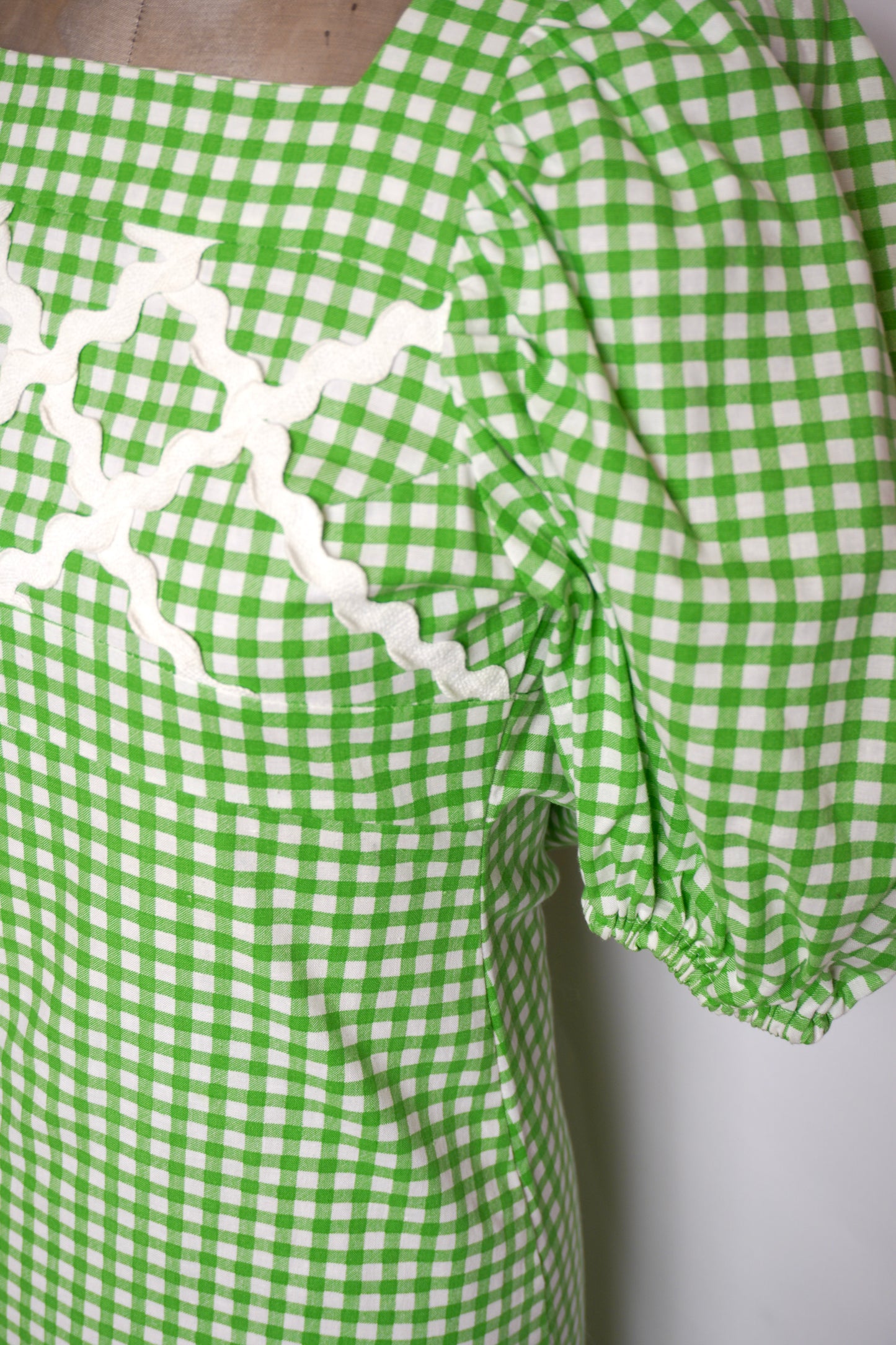 Dehå klänning – grönrutig med puffärm och broderi