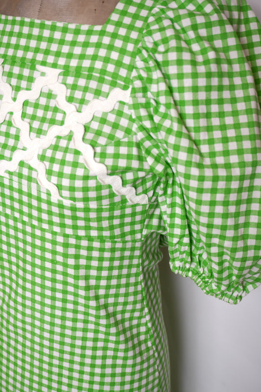 Dehå klänning – grönrutig med puffärm och broderi