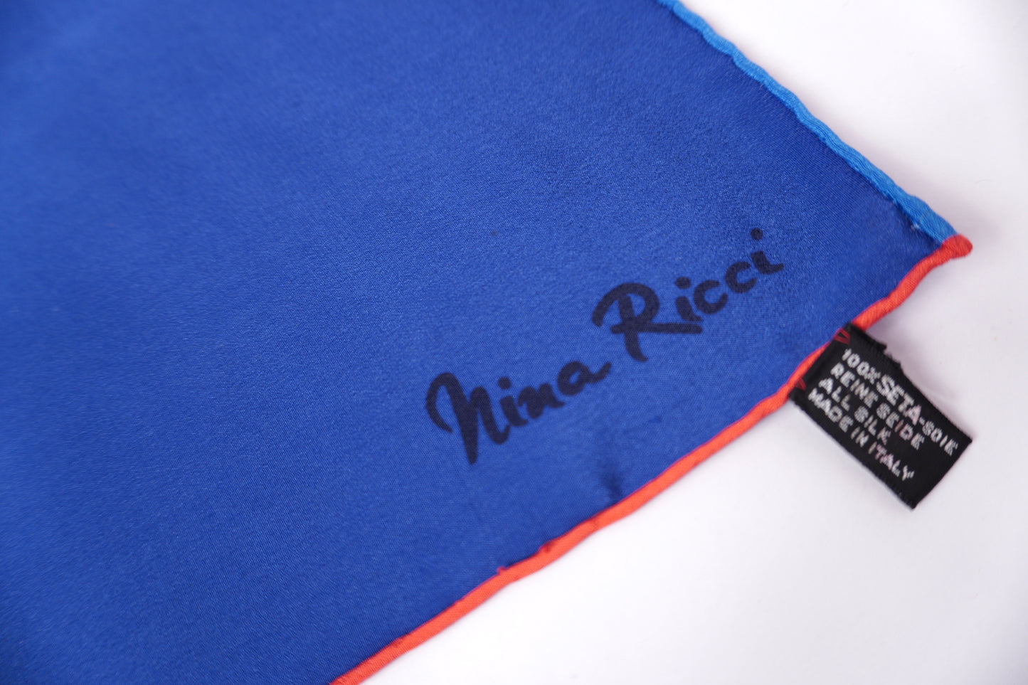 Nina Ricci sidenscarf – elegant scarf i koboltblått med kontrastkant