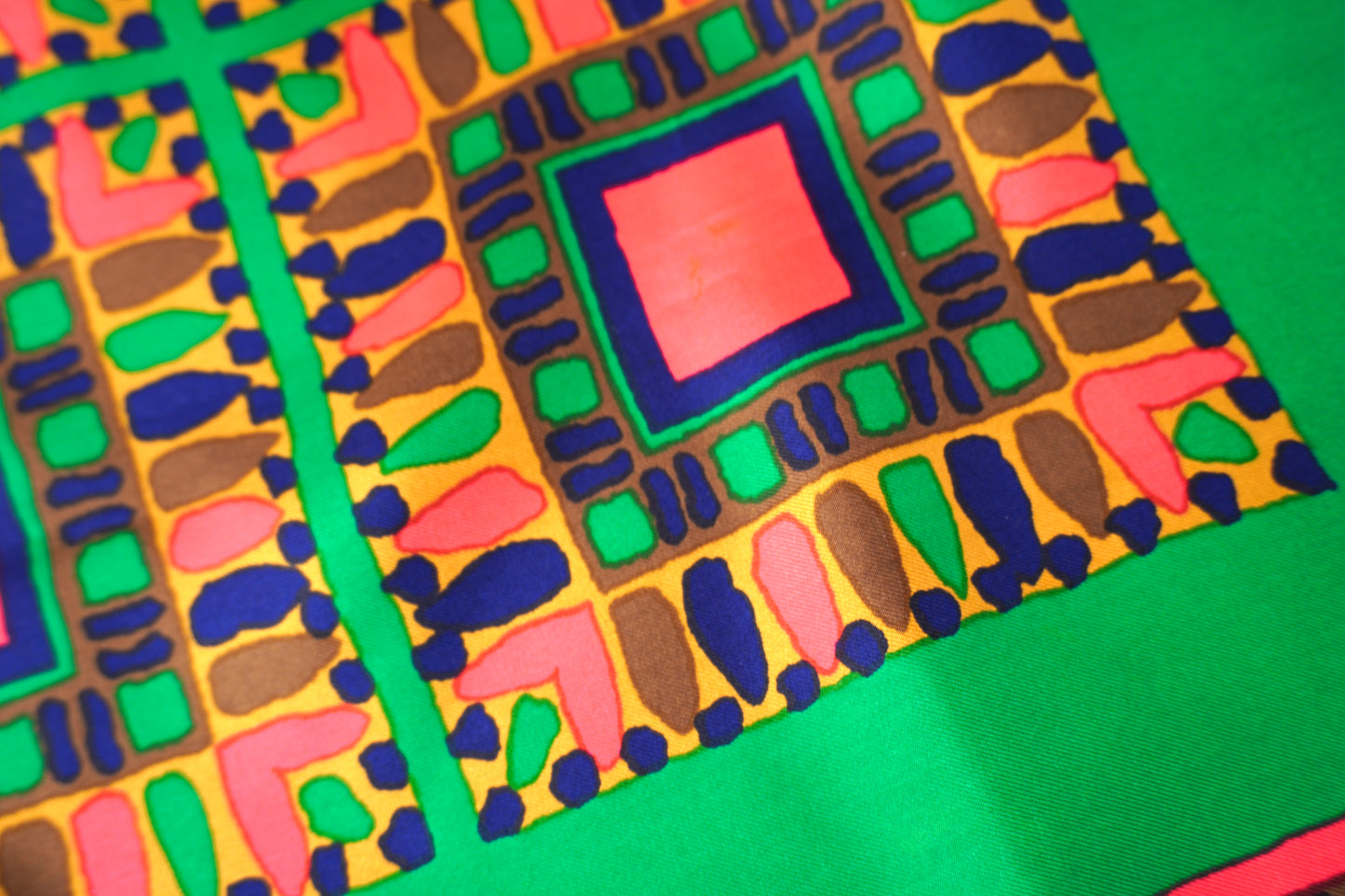 Vintage Yves Saint Laurent sidenscarf – grafiskt mönster 1970's