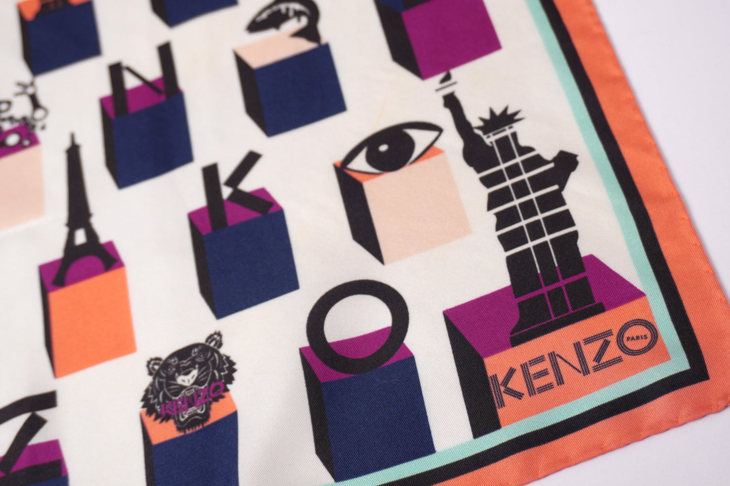 Vintage Kenzo sidenscarf med ikoniskt logomönster