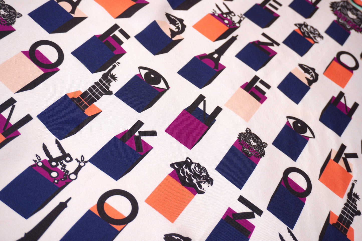 Vintage Kenzo sidenscarf med ikoniskt logomönster