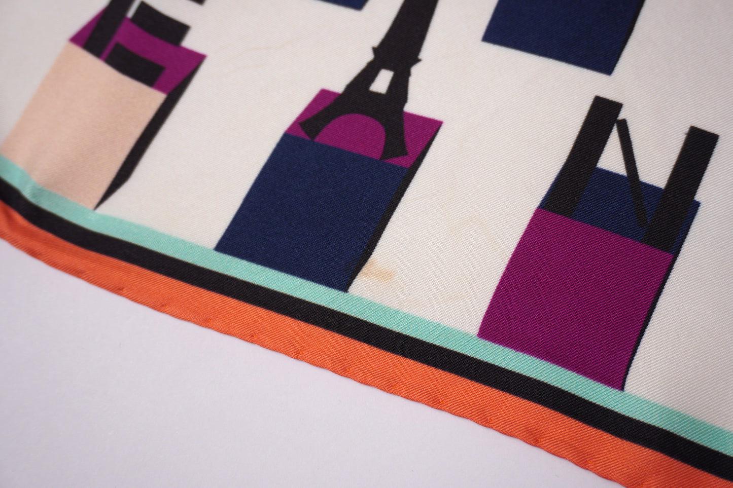 Vintage Kenzo sidenscarf med ikoniskt logomönster