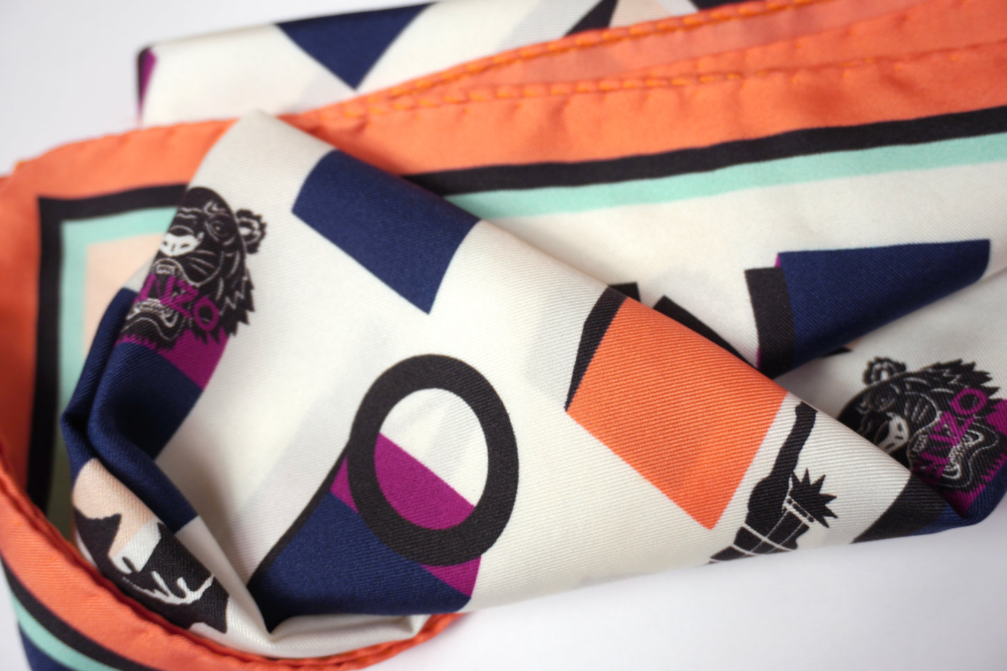 Vintage Kenzo sidenscarf med ikoniskt logomönster