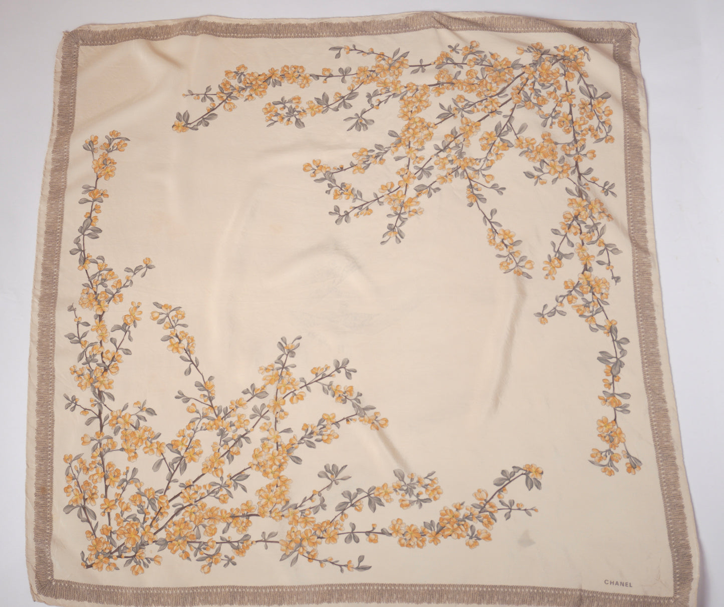 Chanel sidenscarf – botaniskt motiv i creme och beige