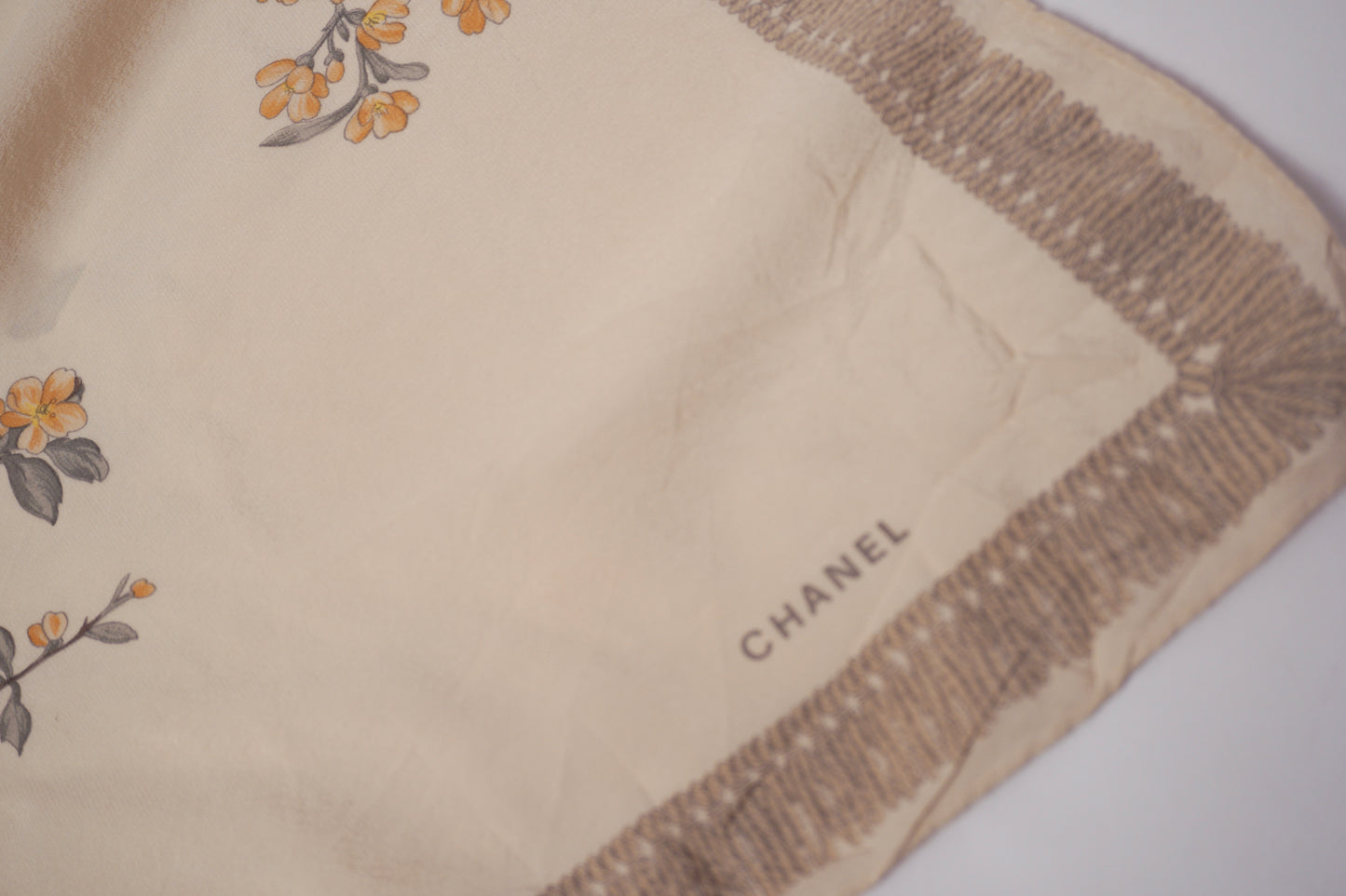 Chanel sidenscarf – botaniskt motiv i creme och beige