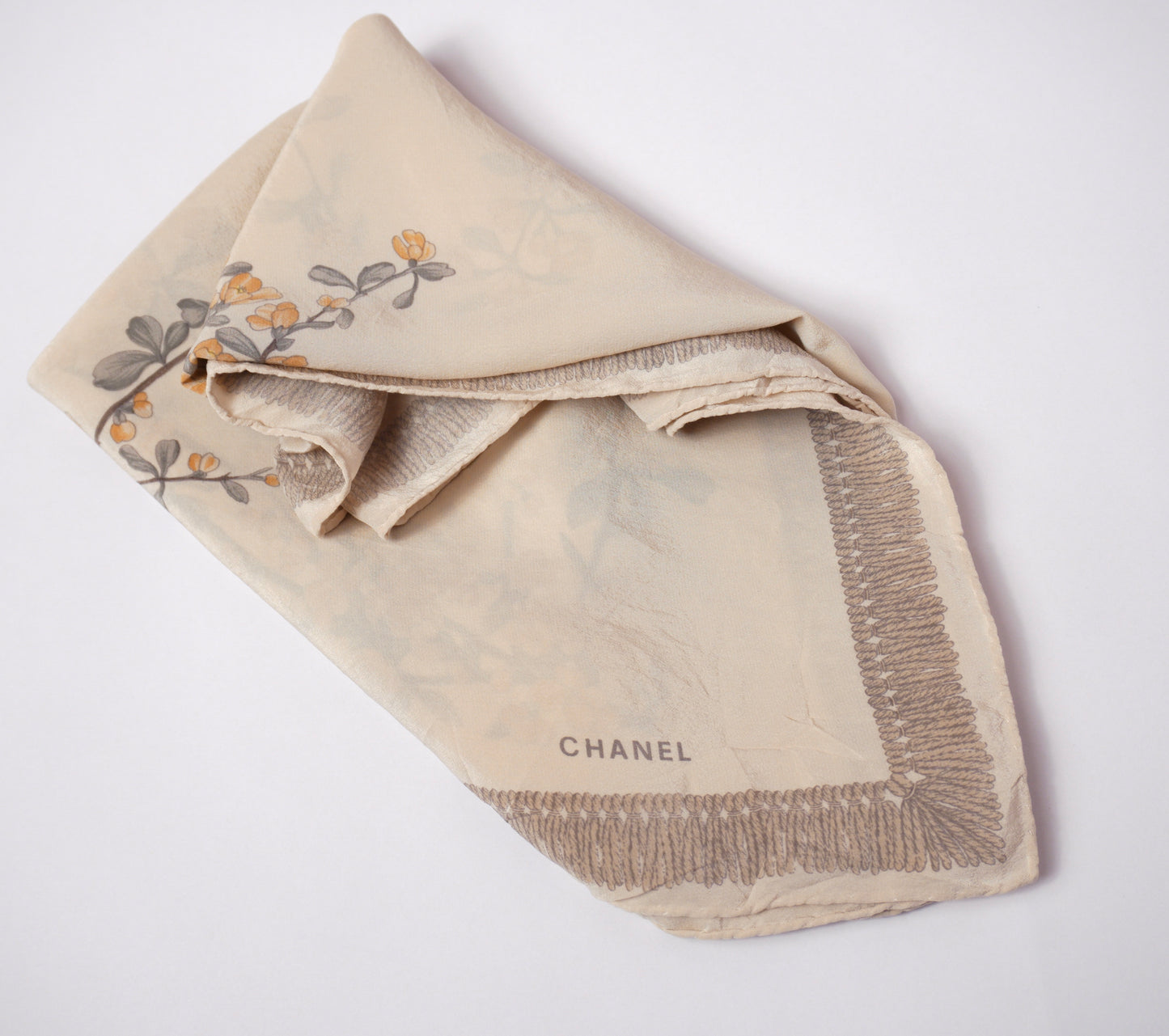 Chanel sidenscarf – botaniskt motiv i creme och beige