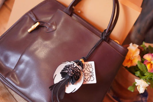 Loewe bag charm i läder – oanvänd med originalförpackning