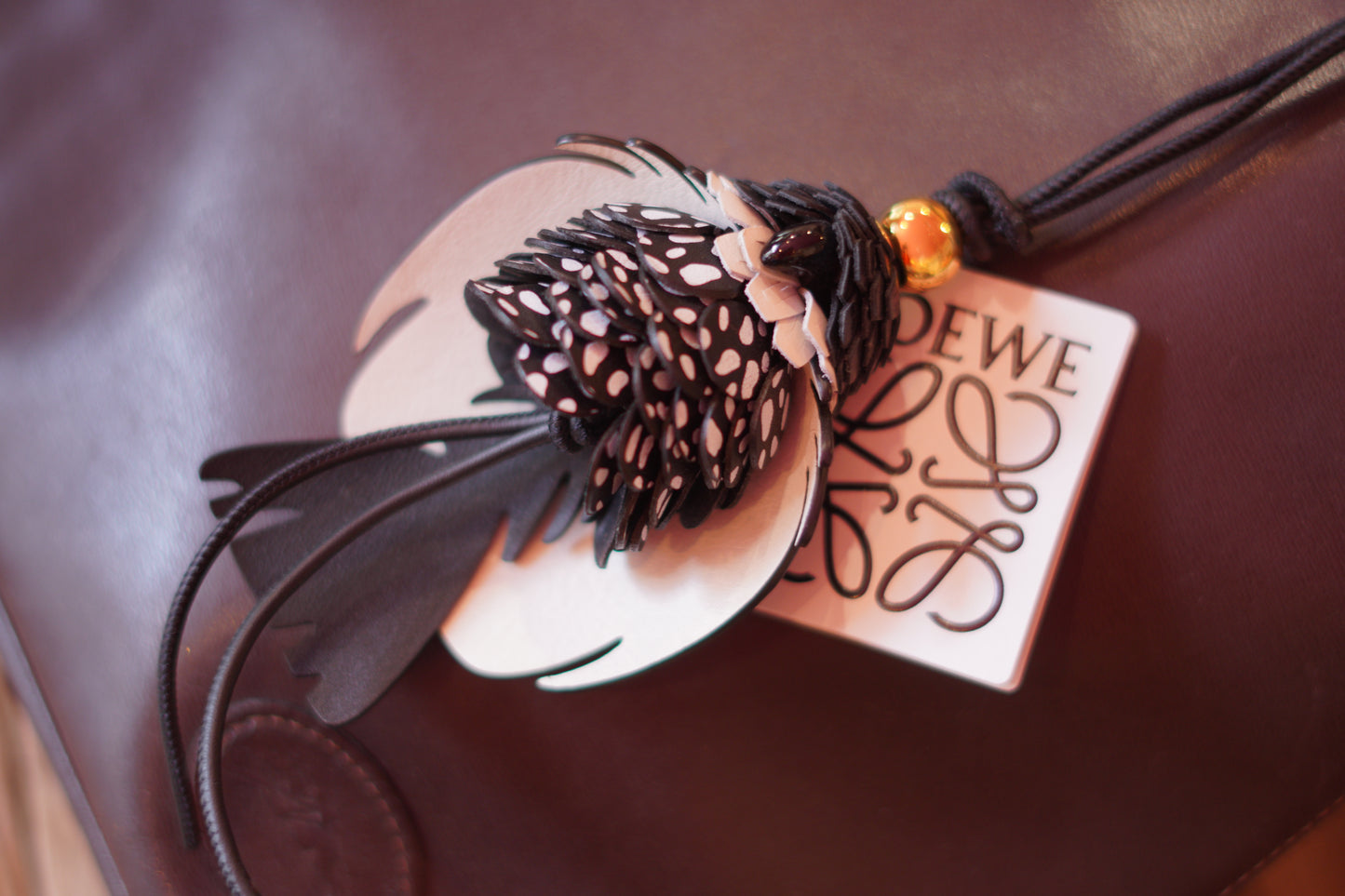 Loewe bag charm i läder – oanvänd med originalförpackning