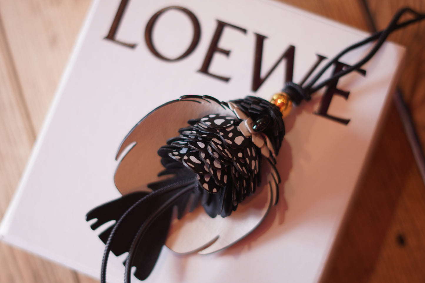Loewe bag charm i läder – oanvänd med originalförpackning