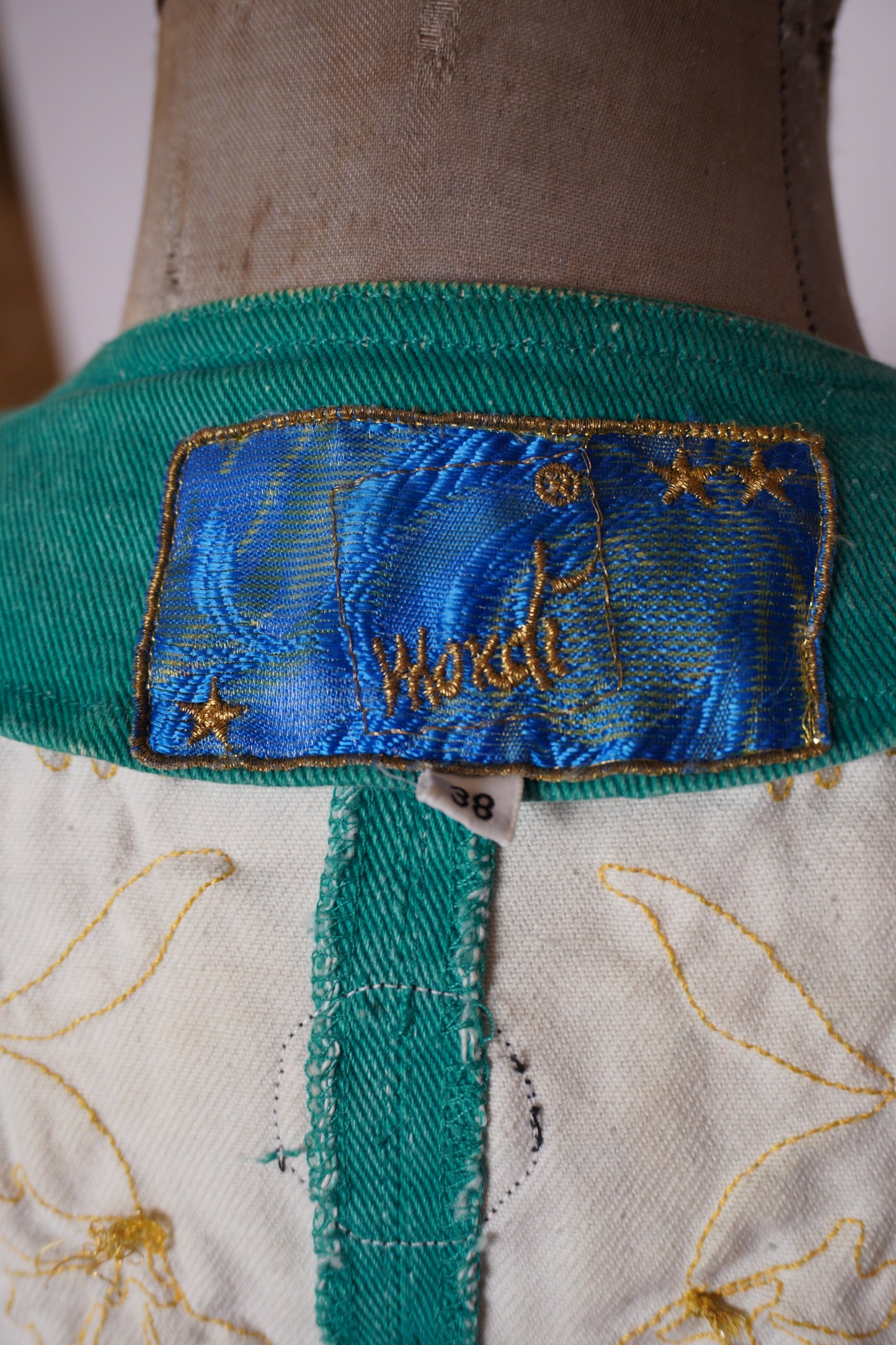 Kort jeansjacka från Mondi