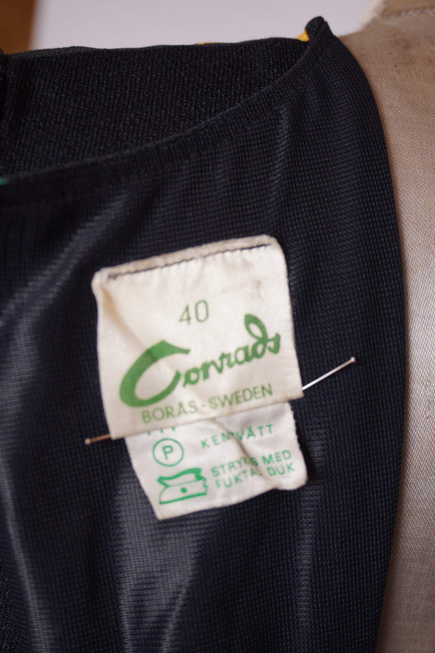 Långklännig med solrosor 70-tal