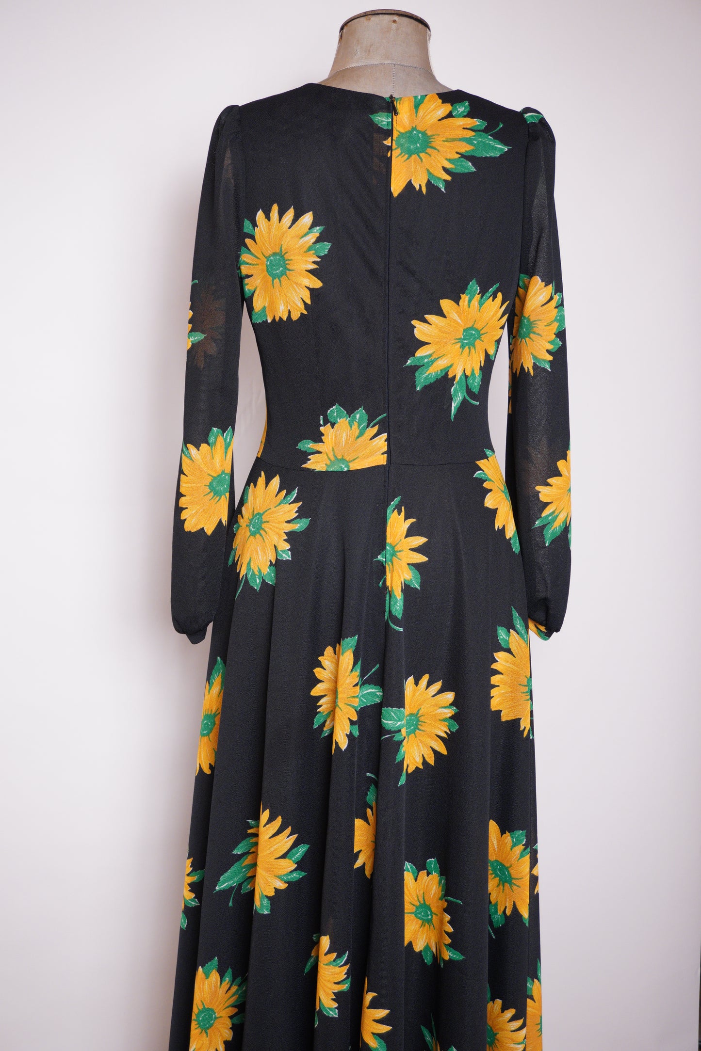 Långklännig med solrosor 70-tal