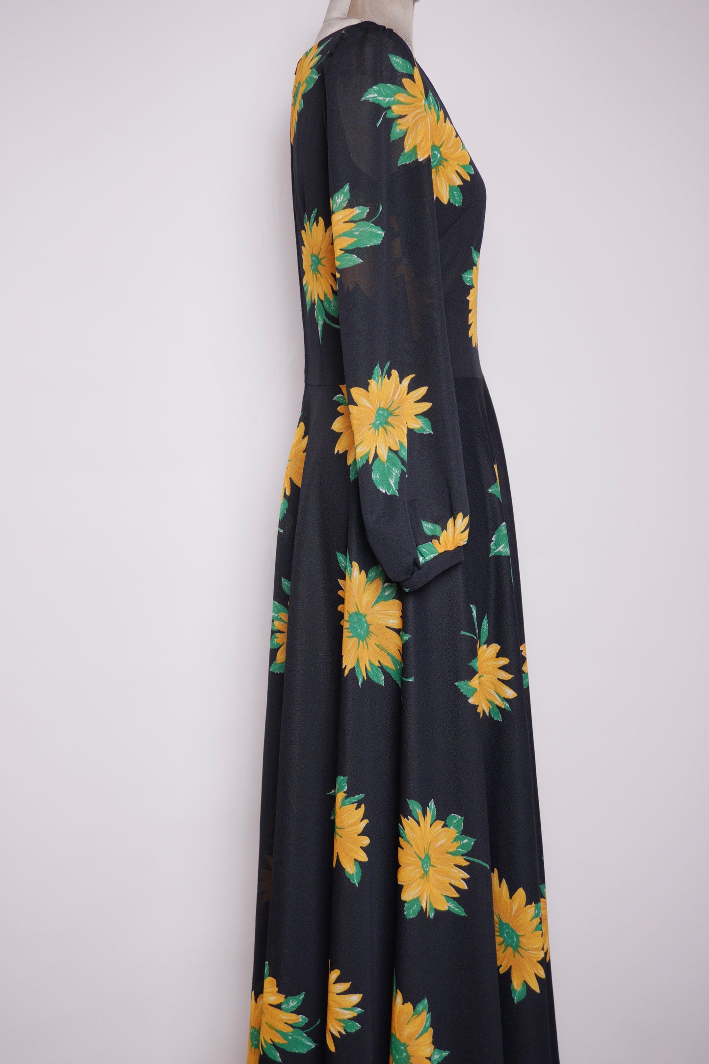 Långklännig med solrosor 70-tal