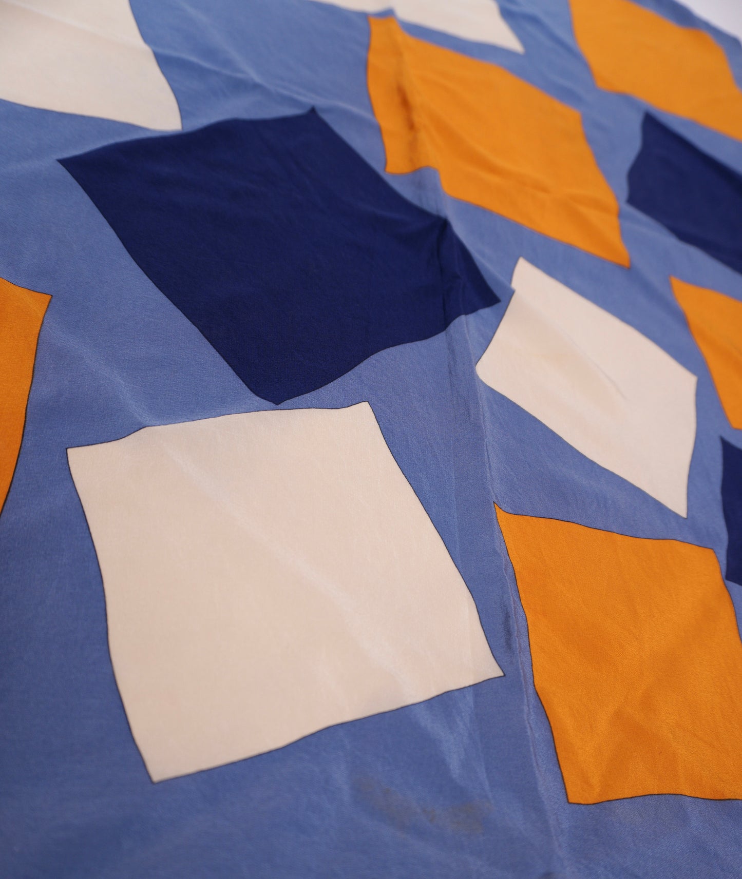 Mindre misssfärgning synlig närmast i bild