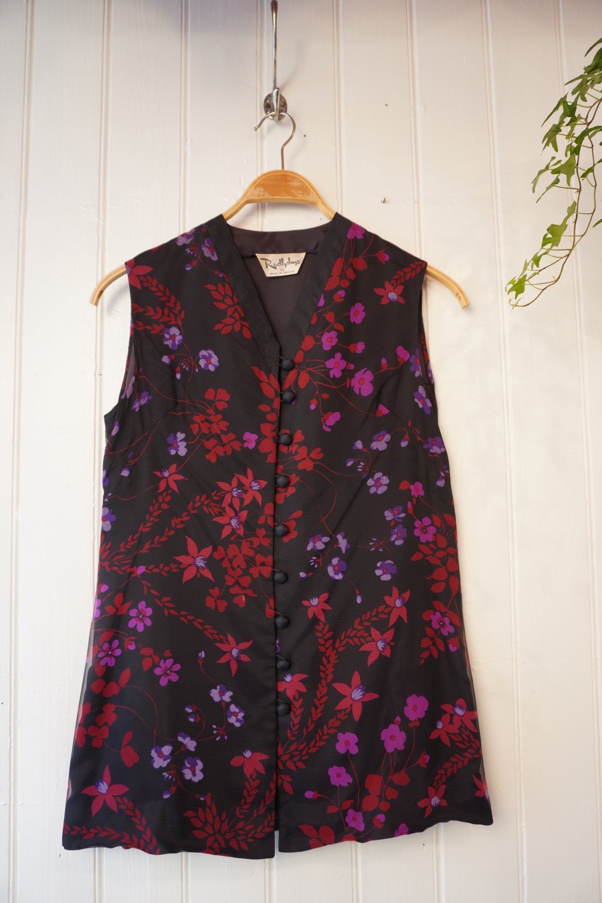 Blommig vintageväst – Rudholms