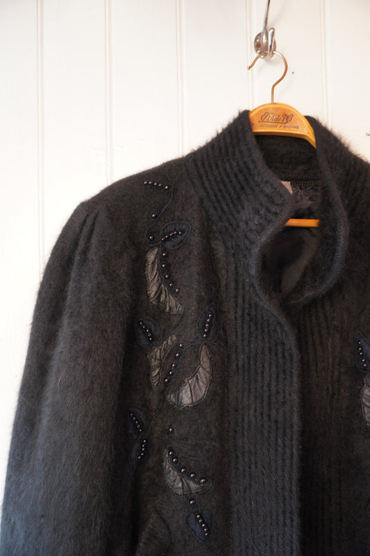 Angorakofta med broderier