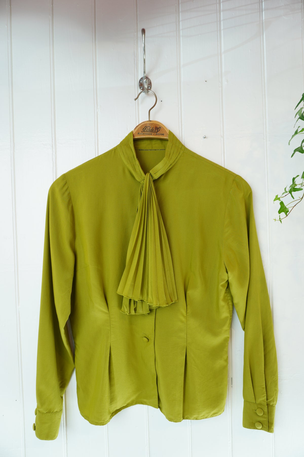 Vintageblus med plisserad knytkrage