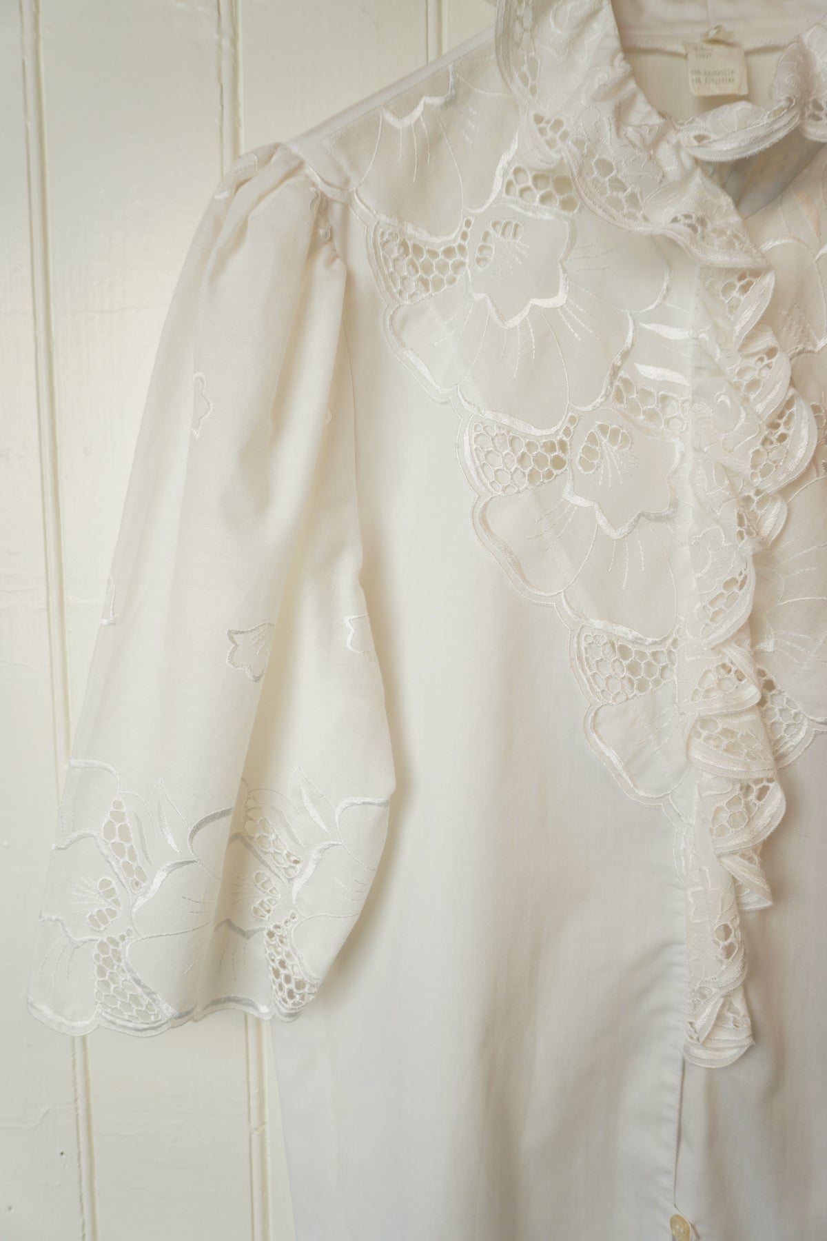 Vit vintageblus med brodyr