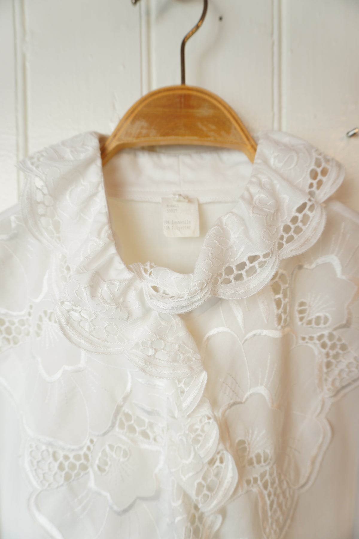 Vit vintageblus med brodyr