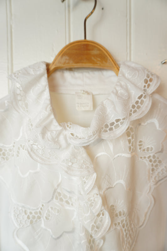 Vit vintageblus med brodyr