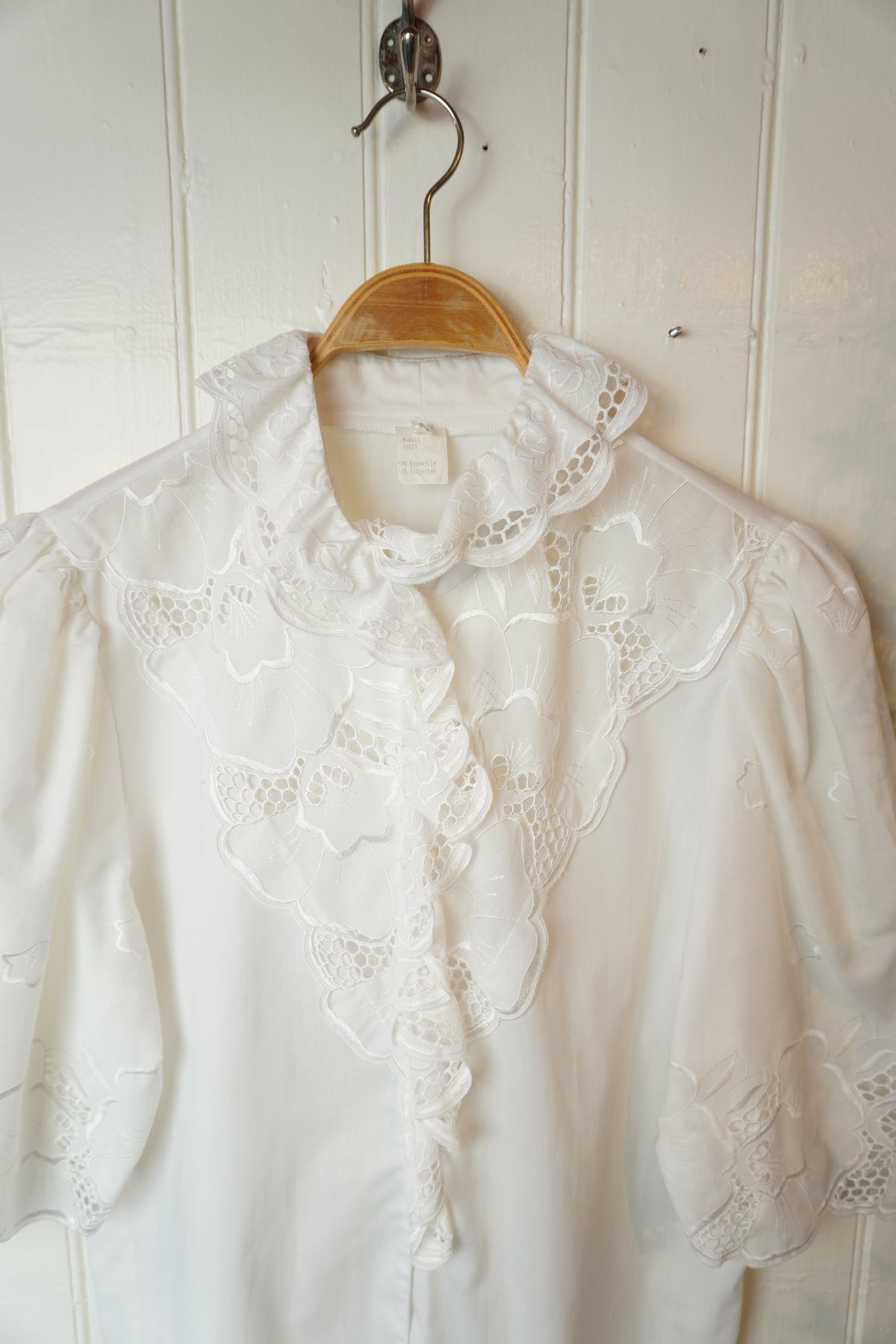 Vit vintageblus med brodyr