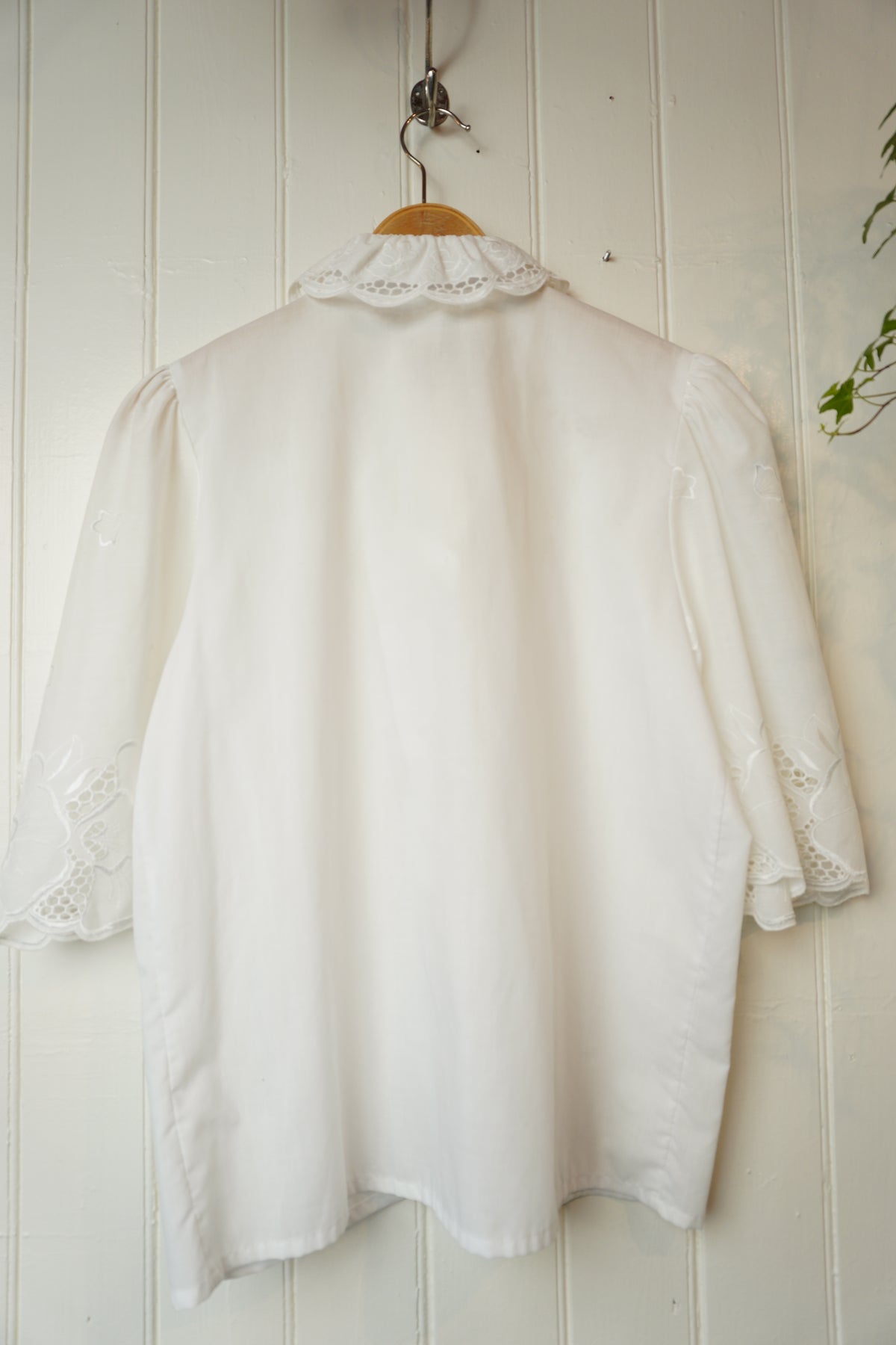 Vit vintageblus med brodyr
