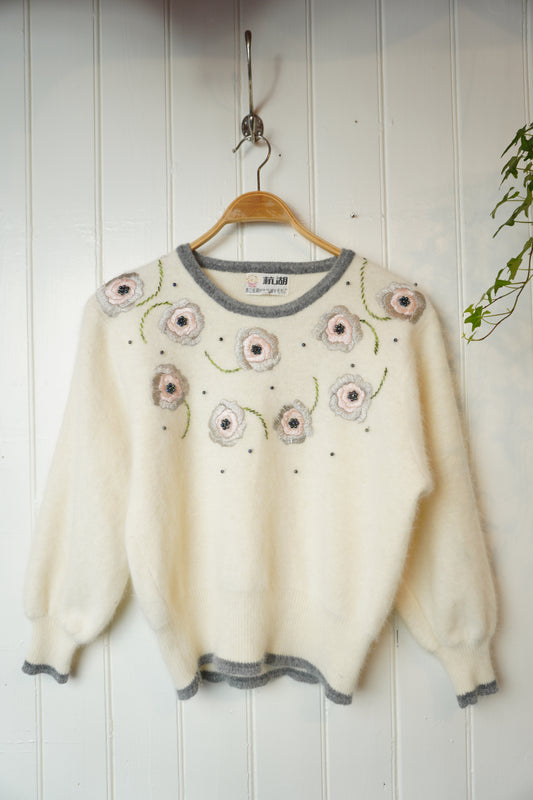 Vintage angoratröja med blombrodyr