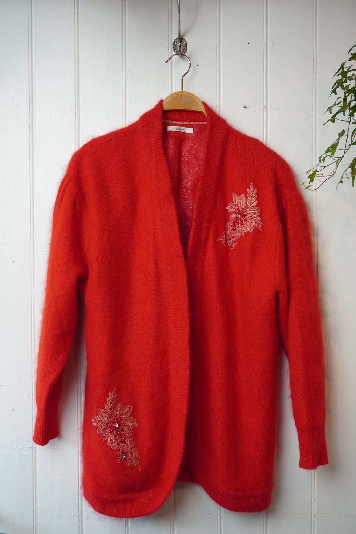 Röd angorakofta med blomsterbroderier – Studio Borgelt