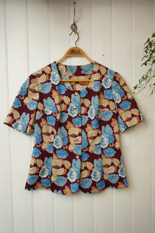 Blommig blus med dekorativa knappar – 1960-tal