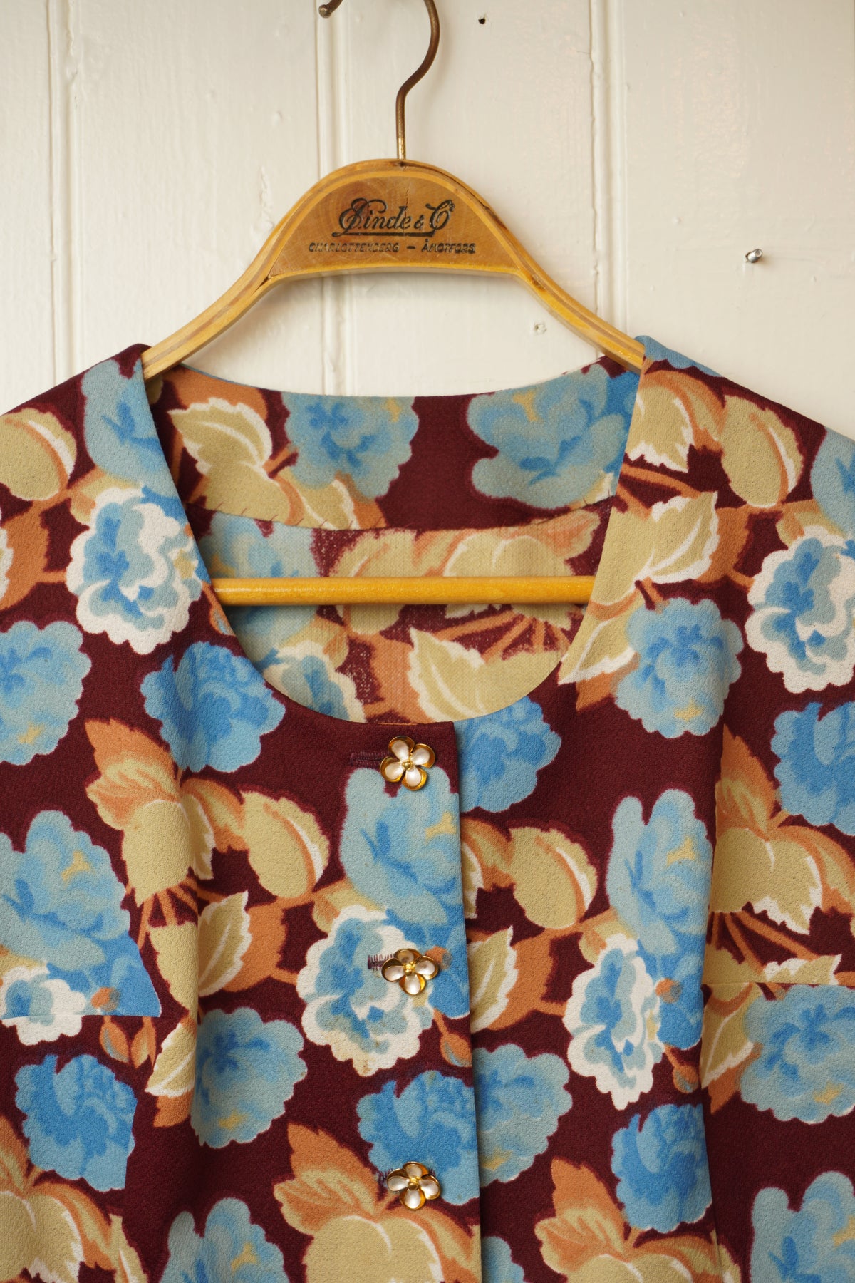 Blommig blus med dekorativa knappar – 1960-tal