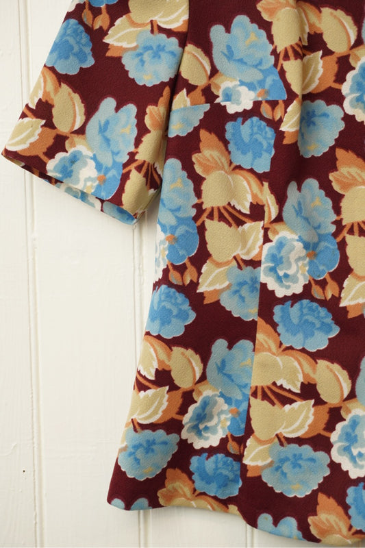 Blommig blus med dekorativa knappar – 1960-tal