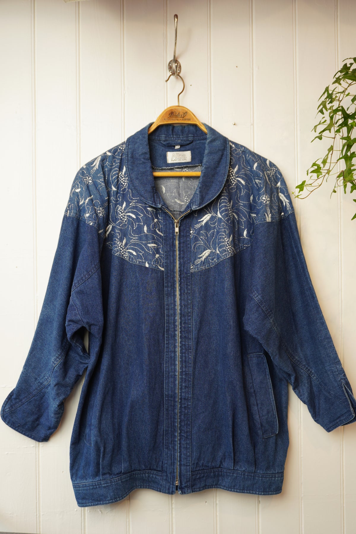 Blå jeansjacka med blommönster – Alba Moda